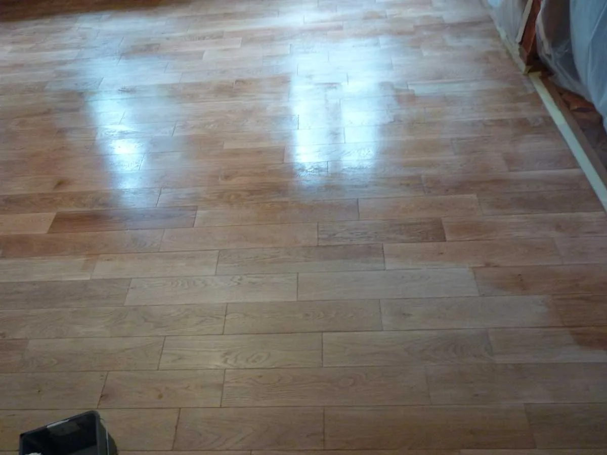 Ponçage du parquet massif en cours