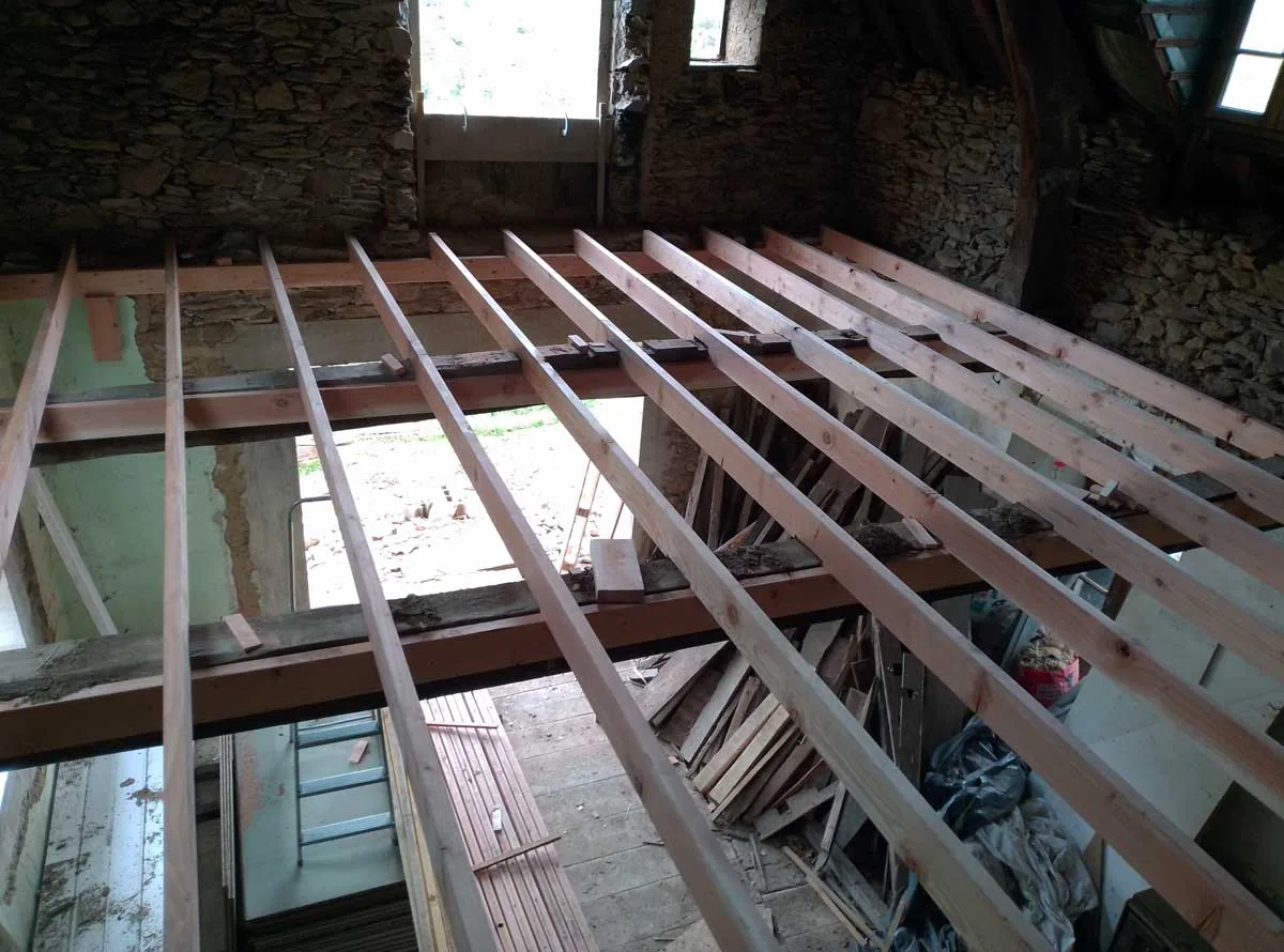 Rénovation complète d'un plancher d'étage sur poutres en chêne