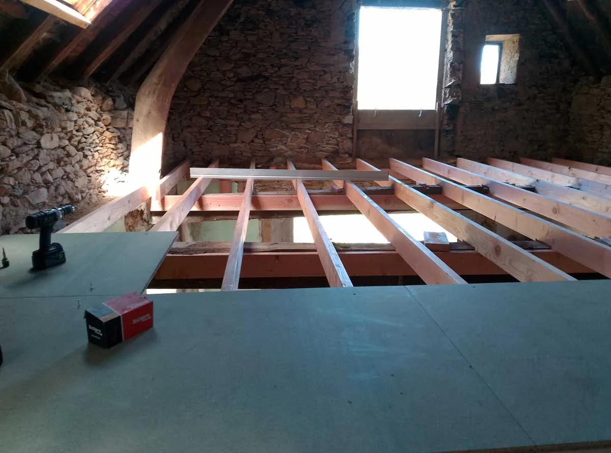 Plancher d'étage terminé, stable et de niveau