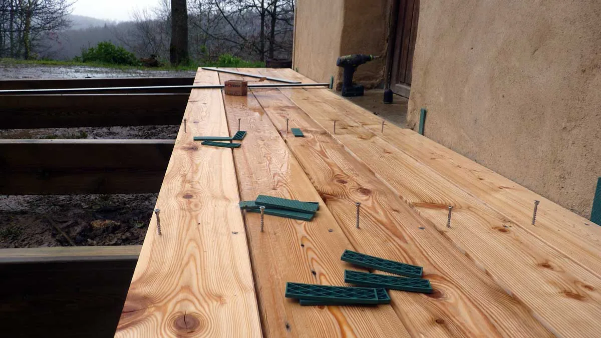 Terrasse en mélèze, vue d'ensemble avec le jardin